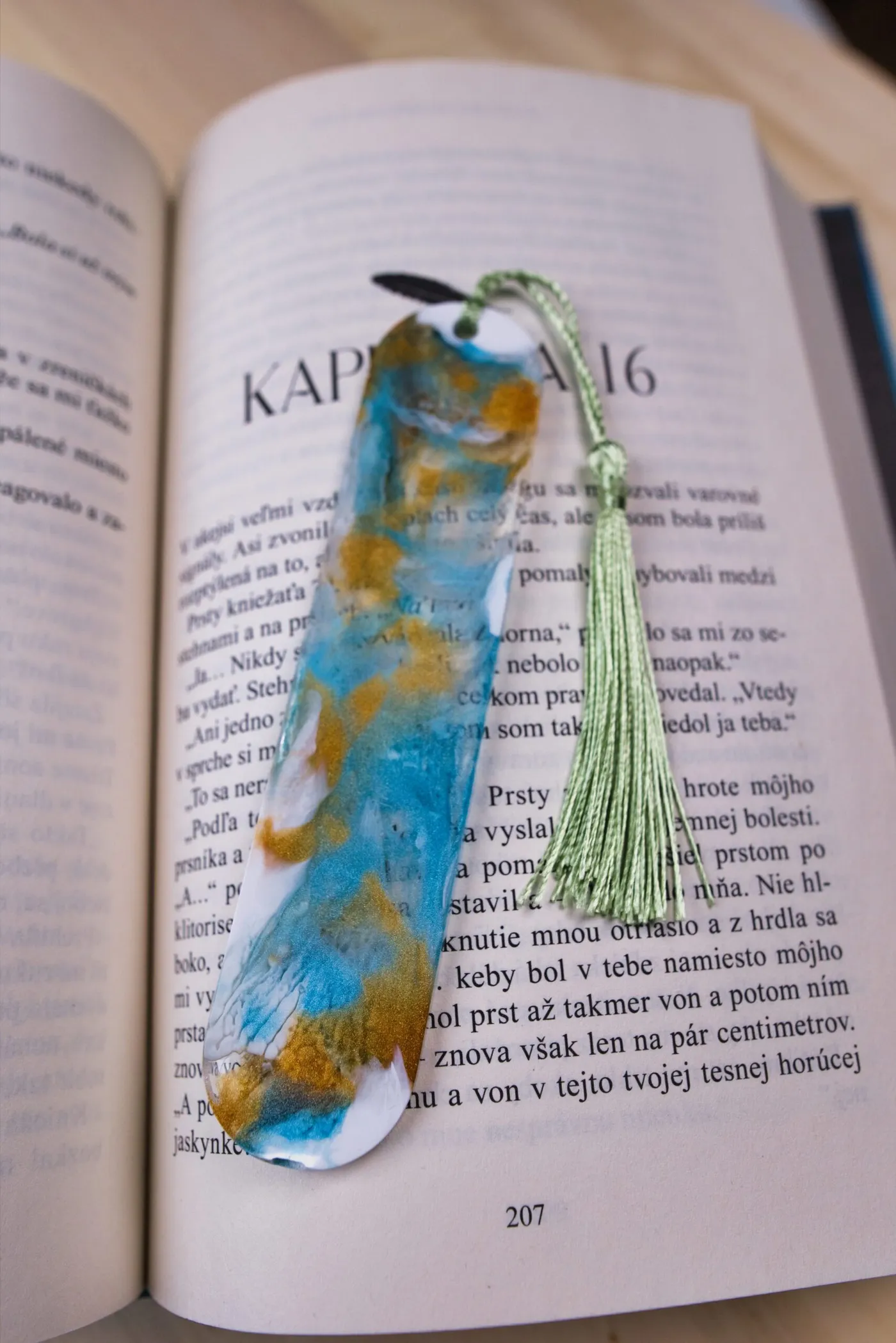 Záložka z epoxidu – modro-zlatá so zeleným strapcom