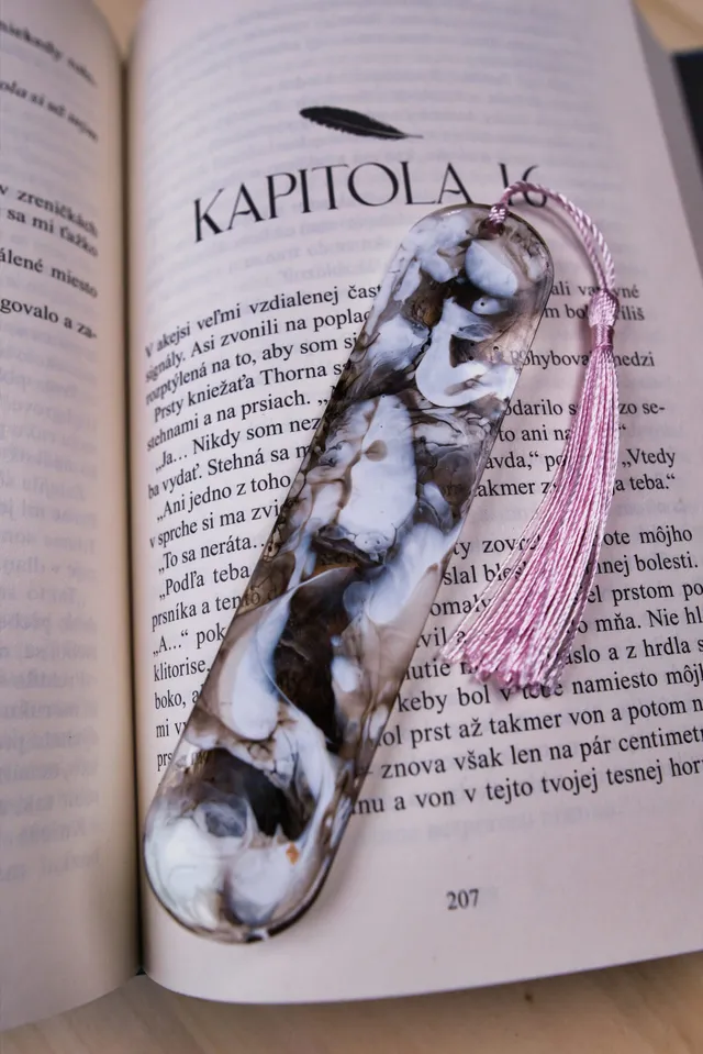 Záložka z epoxidu – čierno-biela so zlatom