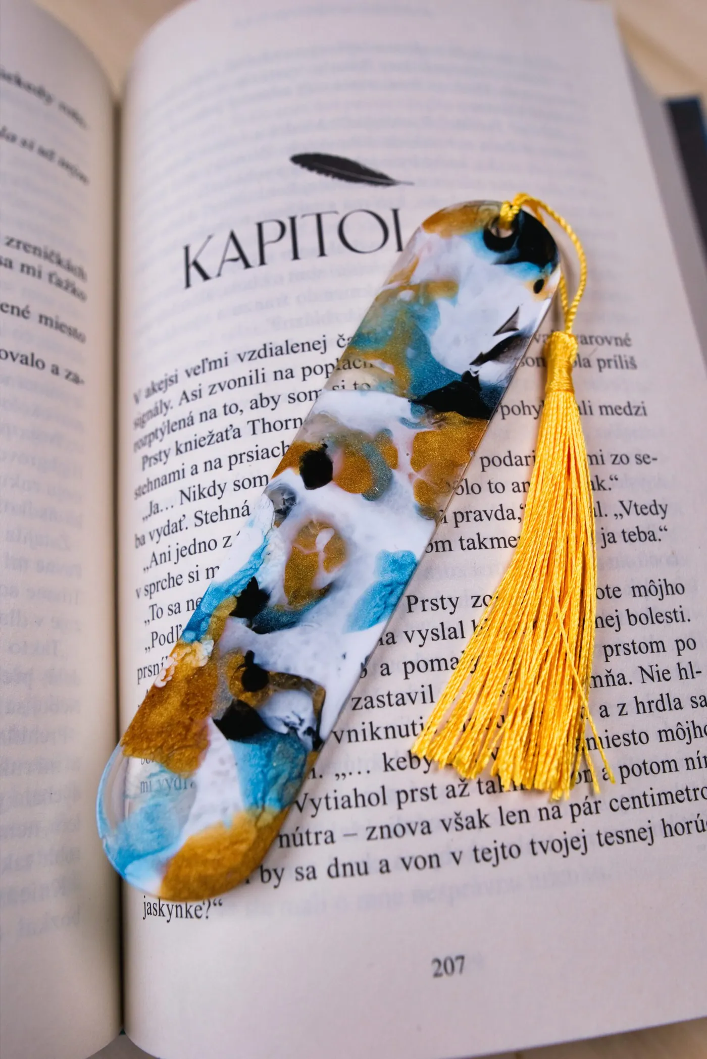 Záložka z epoxidu – modro-zlato-biela so žltým strapcom
