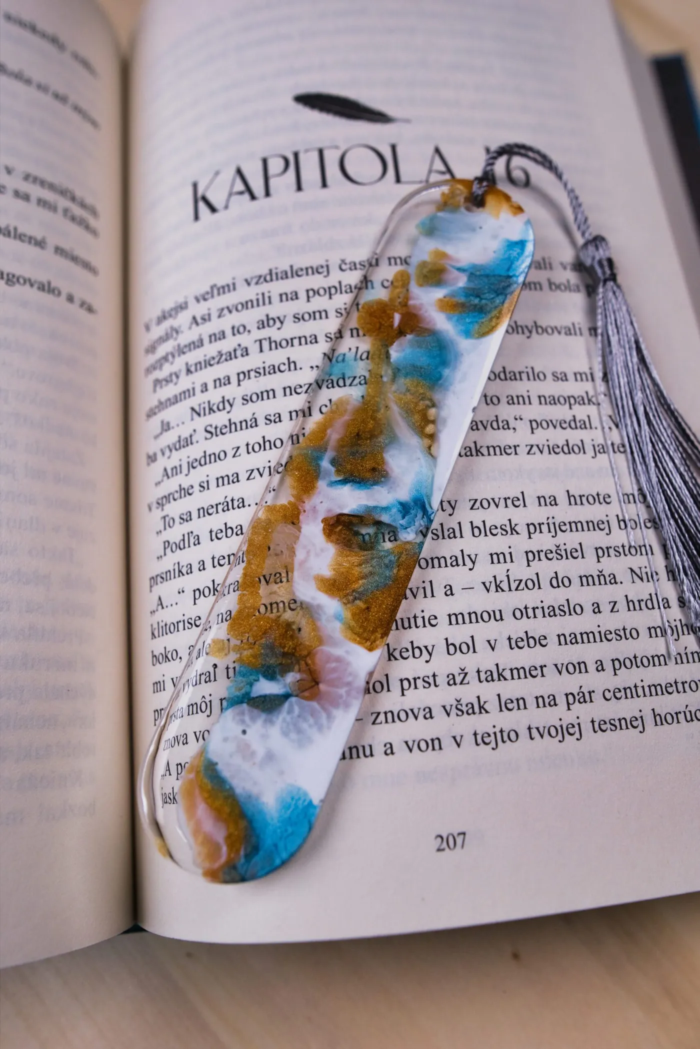 Záložka z epoxidu – modro-zlato-biela so sivým strapcom