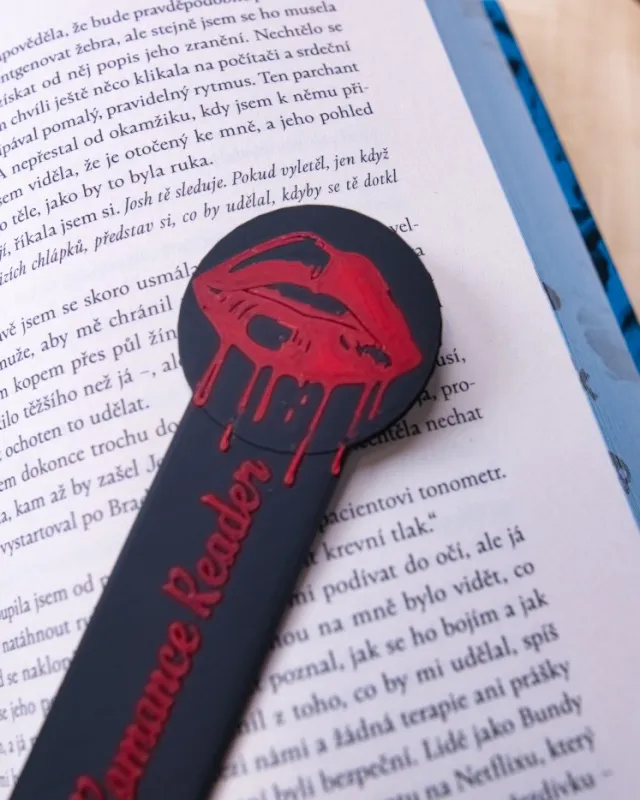 Záložka „Dark Romance Reader“ – červené pery