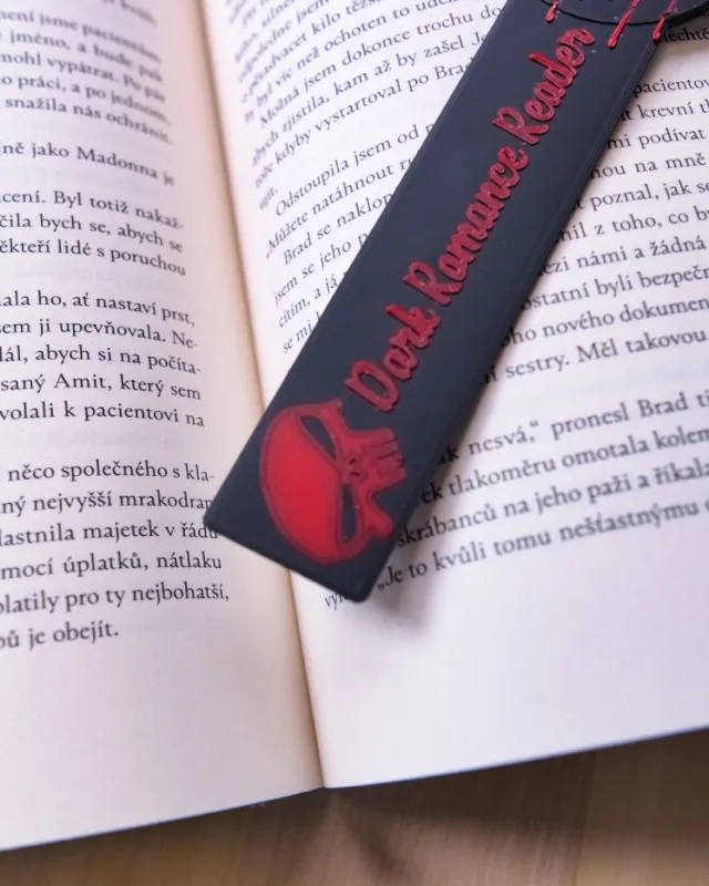 Záložka „Dark Romance Reader“ – červené pery
