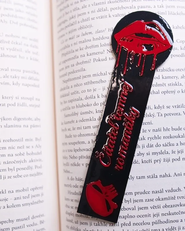 Záložka „Dark Romance Reader“ – červené pery