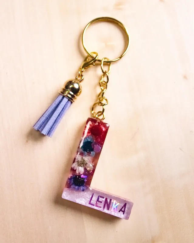 Kľúčenka písmenko L s menom Lenka – ružová s kvetmi