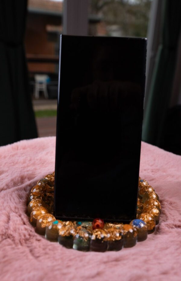 Svietiaci stojan na telefón