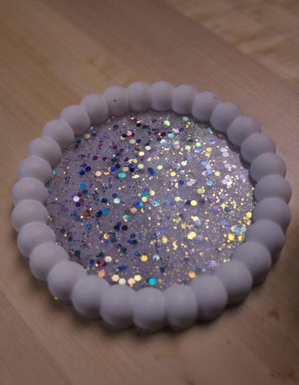 Sada – tanierik a svietnik dievčatko