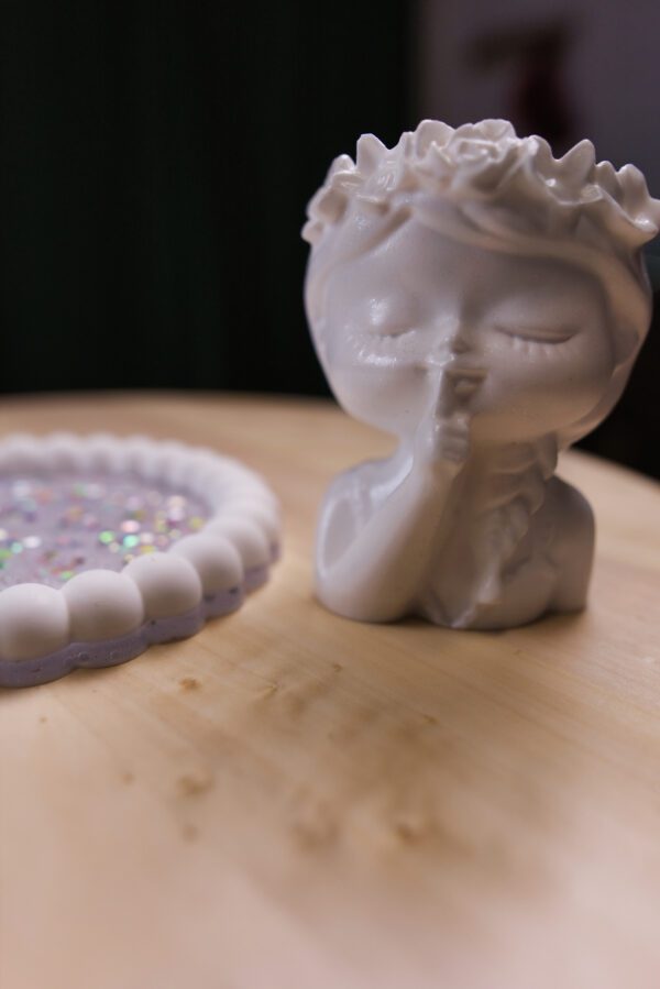 Sada – tanierik a svietnik dievčatko