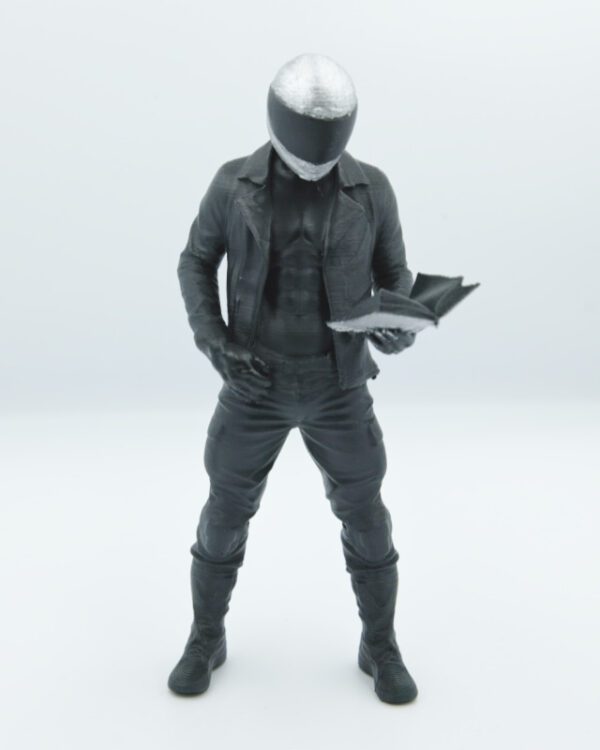 Postavička bikera s knihou - strieborná