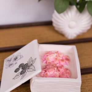 sviečka kniha kvet dekoracia sojova