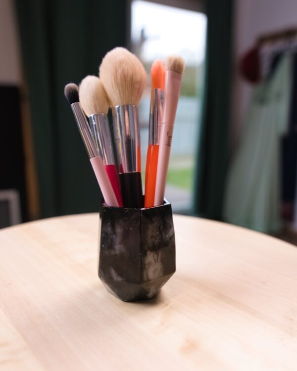 Pohárik na kozmetické štetce – čierny