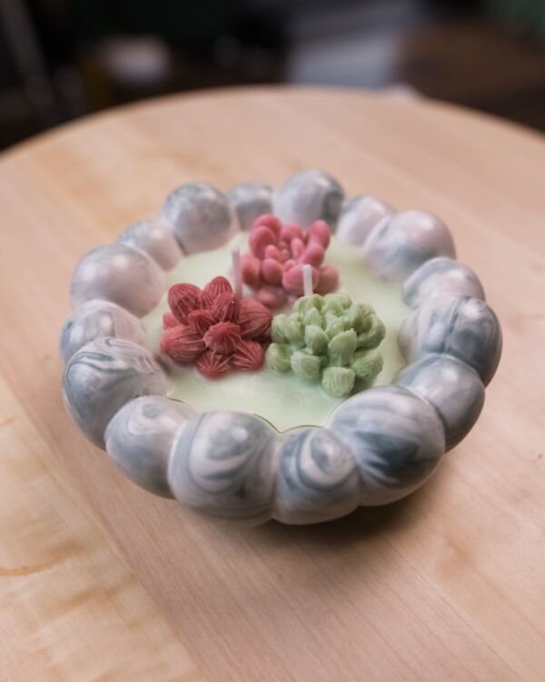 Svietnik zo sadry so sviečkou