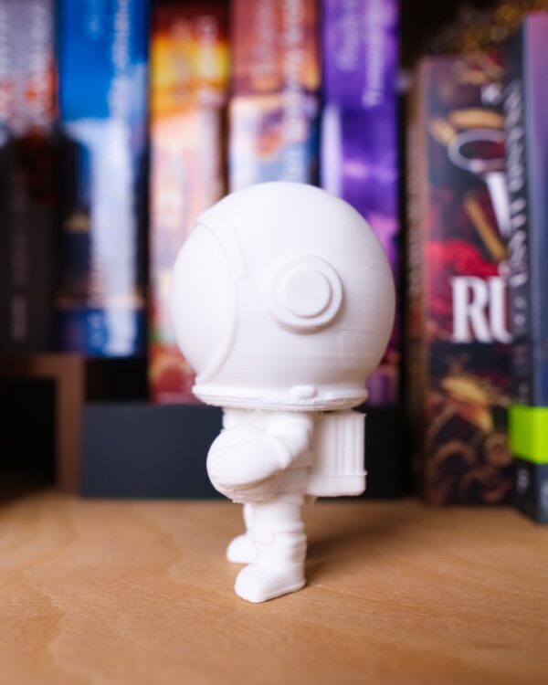 kozmonaut model postavicka 3D print tlac dekoracia kniha knihy kniznica
