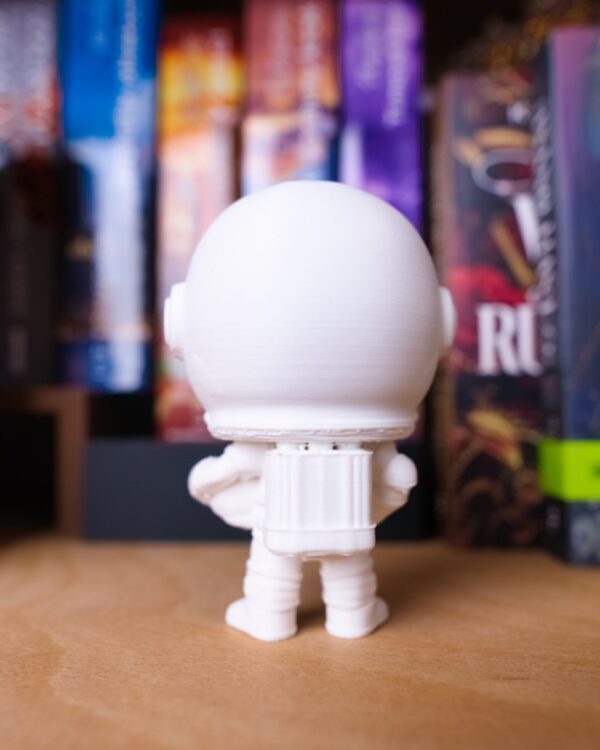 kozmonaut model postavicka 3D print tlac dekoracia kniha knihy kniznica