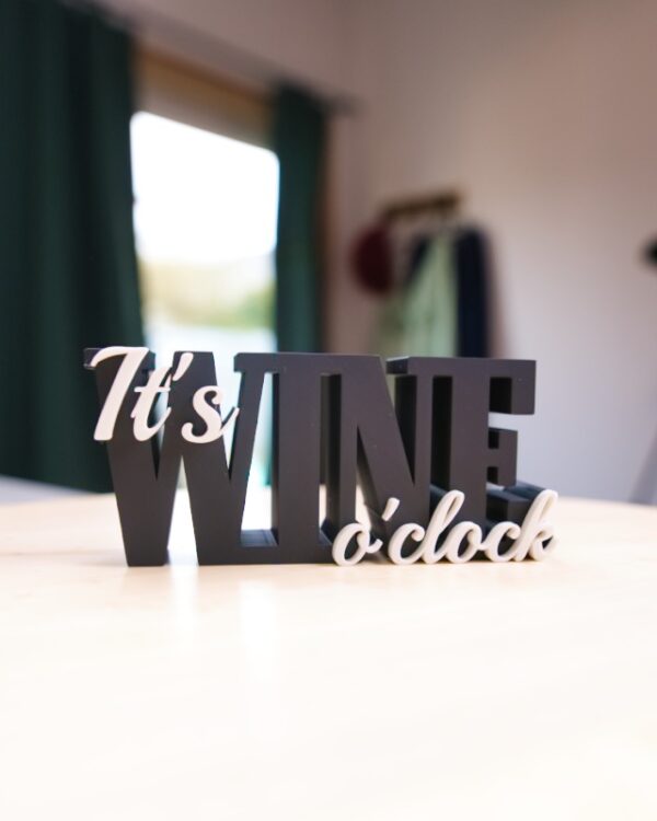 Nie je dôležité, koľko je hodín… vždy je čas na víno. 😄🍷 its wine o clock dekoracia bytova