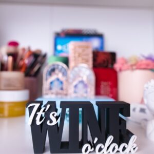 Nie je dôležité, koľko je hodín… vždy je čas na víno. 😄🍷 its wine o clock dekoracia bytova
