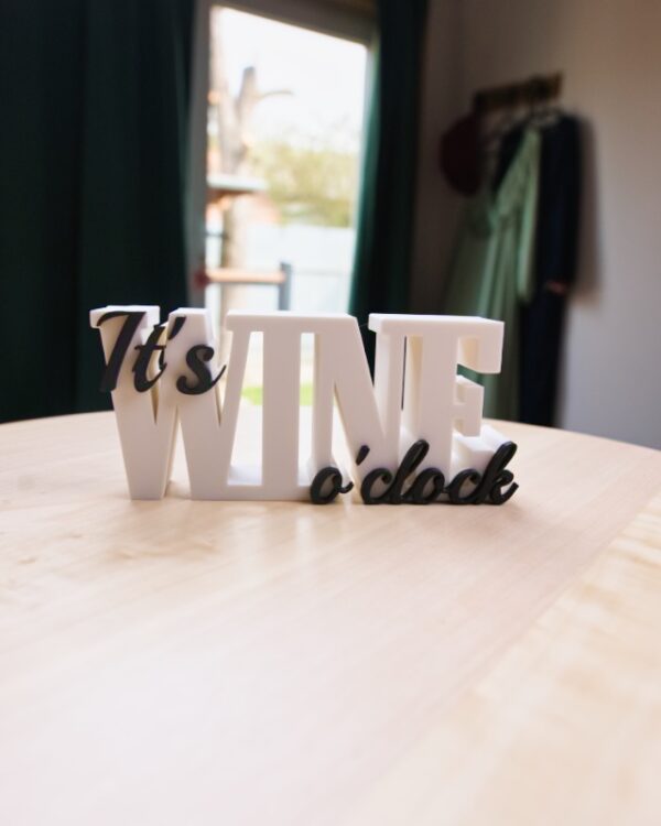 it’s wine o’clock Nie je dôležité, koľko je hodín… vždy je čas na víno. 😄🍷 its wine o clock dekoracia bytova