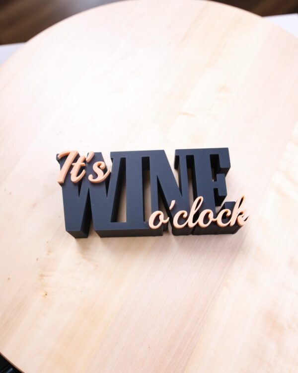 it’s wine o’clock Nie je dôležité, koľko je hodín… vždy je čas na víno. 😄🍷 its wine o clock dekoracia bytova